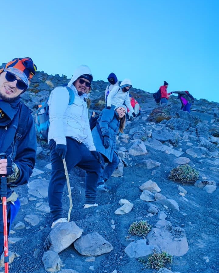 Puede ser una imagen de 5 personas y personas escalando